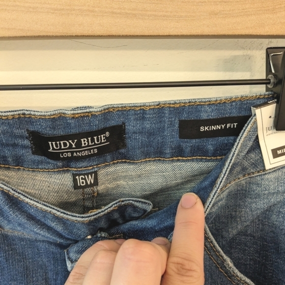 Judy Blue Los Angeles Mid Rise Skinny Fit Jeans - Picture 4 of 8
